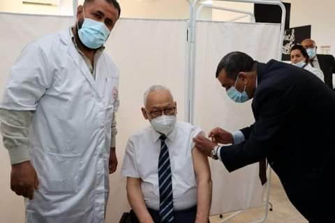 أثار جدلا واسعا لدى التونسيين : من هو صاحب البدلة الرسمية وربطة العنق الذي قام بتلقيح الغنوشي دون بدلة بيضاء ؟