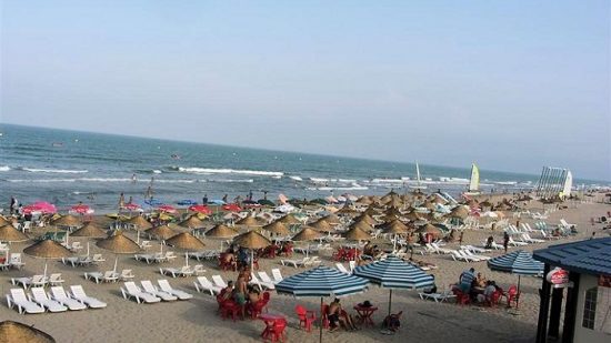 رئيس منظمة الدفاع عن المستهلك : كراء المظلات الشمسية يصل إلى 250 د و " بيت الشعر " 600 د في الحمامات  