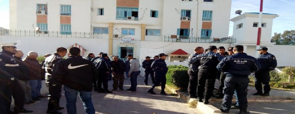 القصرين بعد العملية الإرهابية : أعوان الأمن يحتجّون أمام الإقليم ويطالبون 