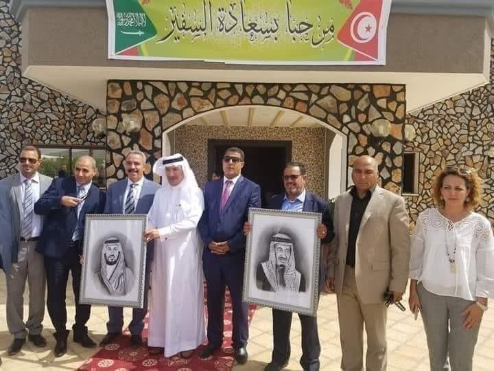 قمّة الاستخفاف والمهانة : وزير التجهيز " فرحا مسرورا " وبيده صورة وليّ العهد السعودي