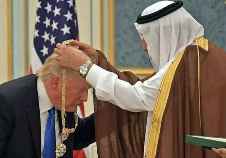 صورة بألف معنى : بالأمس أكل الغلّة واليوم سبّ الملّة فهل يؤمن لهذا المخلوق جانب ؟