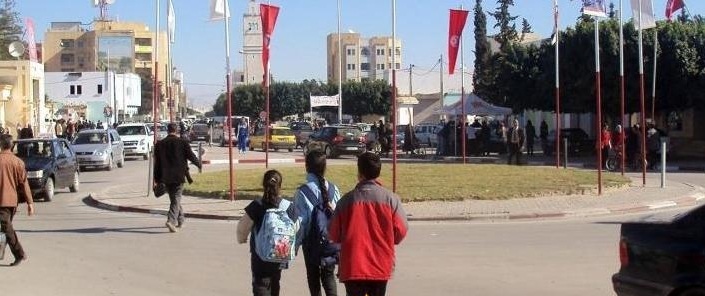 سيدي بوزيد : احتجاجات أمام مدرسة خاصة بسبب " هرسلة المدير " من قبل بعض أعوان الأمن