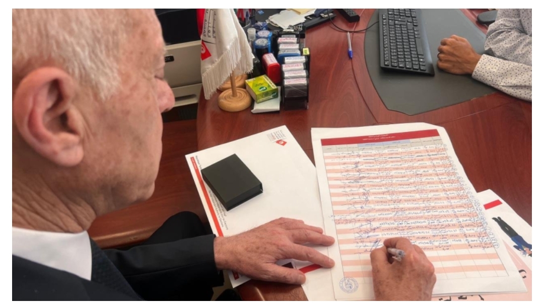 قيس سعيد يسحب استمارة التزكية الشعبية للانتخابات الرئاسية