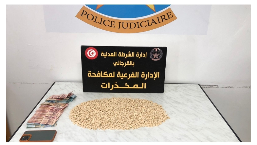 الاحتفاظ بشاب وأمه يروجان المخدرات !!!