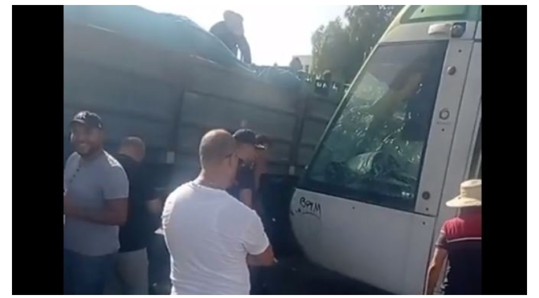 اصطدام ميترو بشاحنة في العاصمة.. فيديو