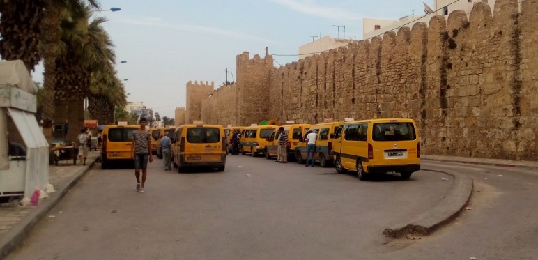 سوسة: تجدّد الإحتجاجات بسبب زيادة تعريفة التاكسي الجماعي ورئيس الغرفة يوضّح
