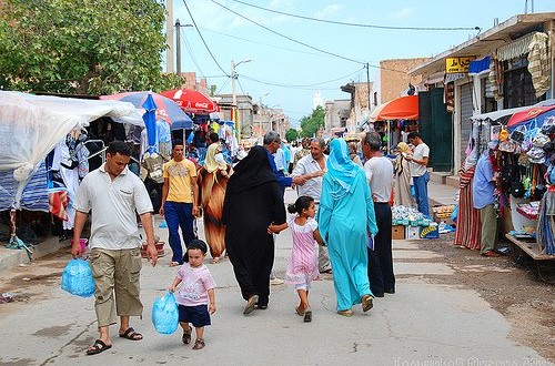أمام " الغلاء والكواء " في أسعارنا : آلاف التونسيين يلجؤون إلى الجزائر قبل يوم من رمضان