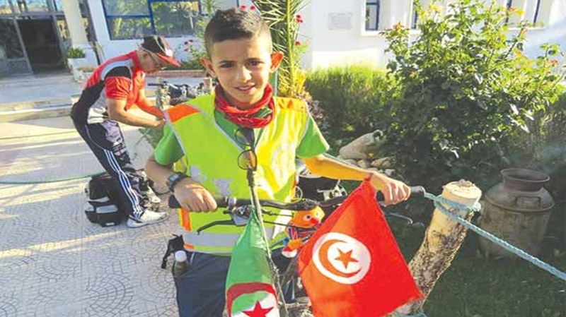 من أجل ذوي الاحتياجات الخاصة : هذا الطفل التونسي قطع 2000 كلم من تونس إلى الجزائر على متن دراجة هوائية