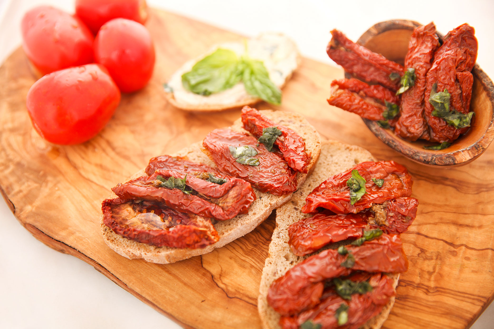 الطماطم التونسية المجفّفة : منتج للتثمين والدعم لتحسين ترويجه داخل تونس وخارجها 