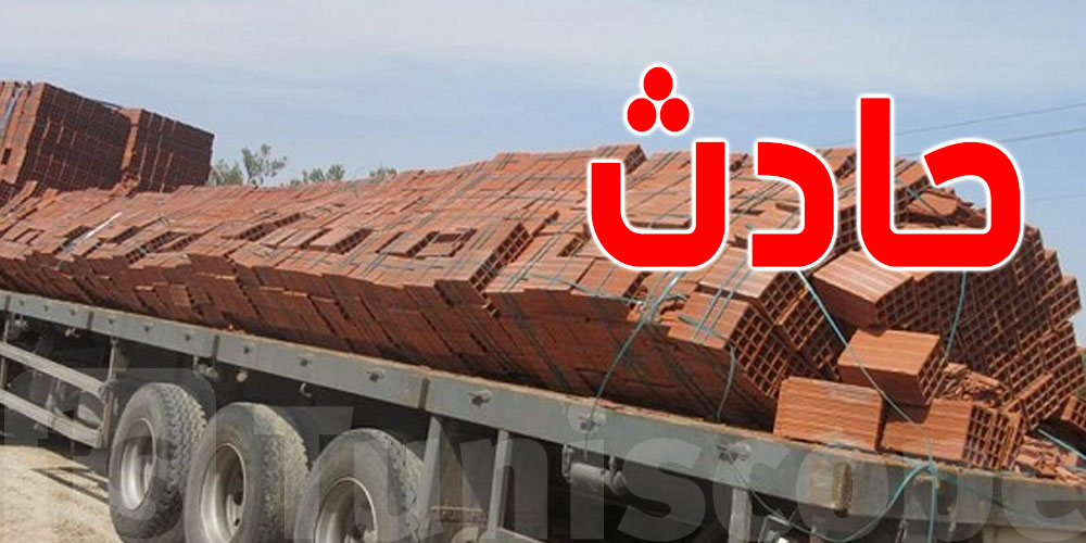 يحدث أمام الحديقة أ: شاحنة آجر تنقلب مساء أمس وتتسبب في غلق طريق رئيسي .. وأشغال فتح الطريق تنطلق اليوم في أوقات الذروة !