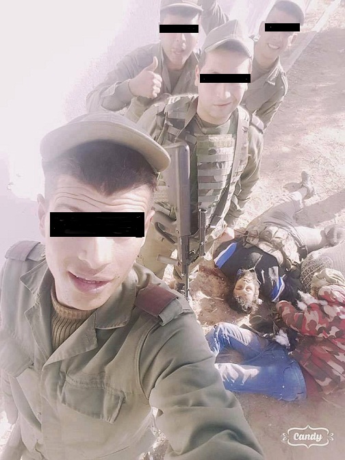 صورة اليوم : جنود شبان يلتقطون " سيلفي " النصر مع جثث ارهابيين