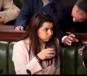 صحيفة Libération الفرنسية تصف آمال كربول بالشخصية المضطربة