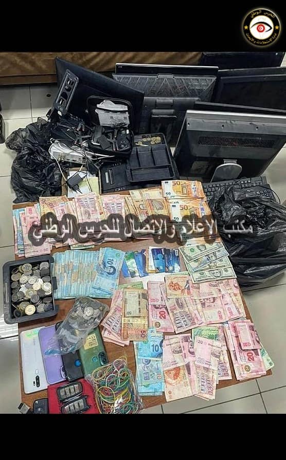 حجز مبالغ مالية وحواسيب خلال مداهمة محلي رهان رياضي غير مرخص لهما