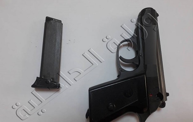 حجز مسدس في مصنع بطبلبة