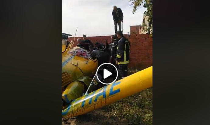 فيديو : سقوط طائرة خاصة بمداواة الحشرات في سكرة