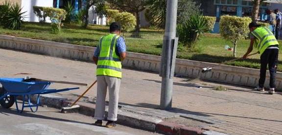 بعد سويعات من تعيينه وزيرا للفلاحة : استنفار عمّال البلدية لتنظيف المدخل الرئيسي لإقامة سمير الطيب