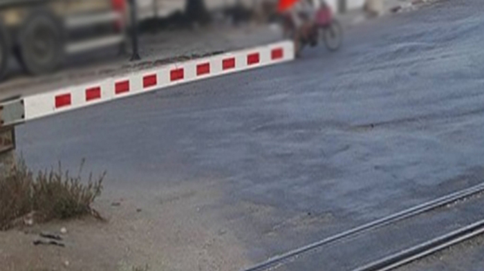 كارثة كادت أن تحصل في تقاطع السكّة ببنعروس : إنزال الحواجز ثم رفعها قبل مرور قطار مكثر بأمتار قليلة