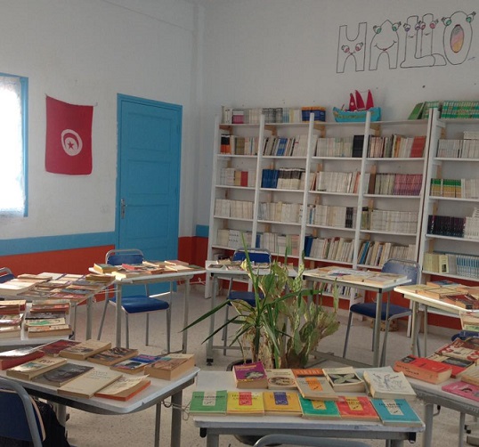 معهد العمران الأعلى : استاذة تنشئ مكتبة وتضع فيها جميع الكتب التي ورثتها من والدها الراحل