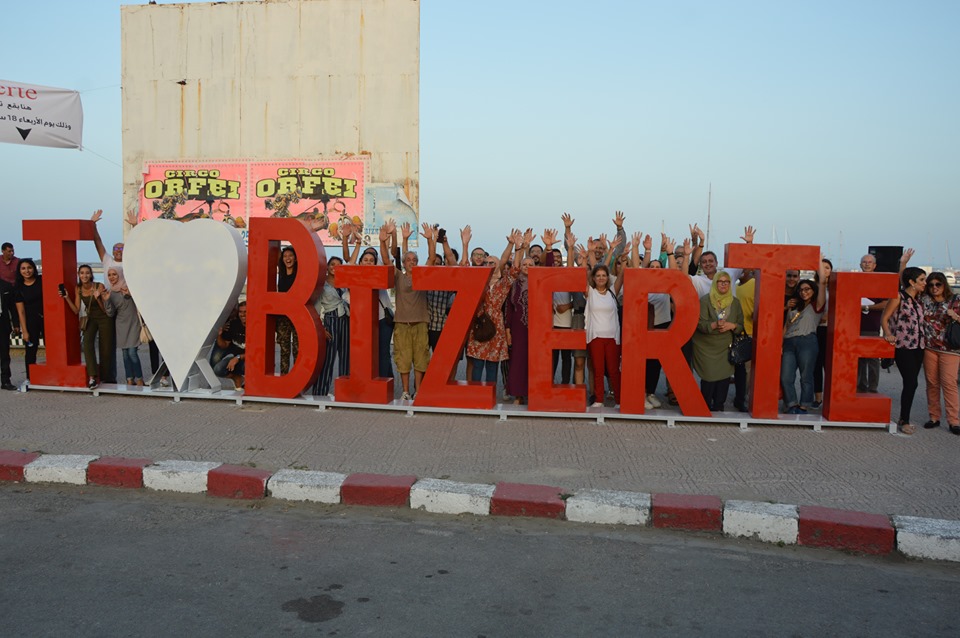 تركيز نصب تذكاري "أحبّ بنزرت'' بشاطئ المدينة