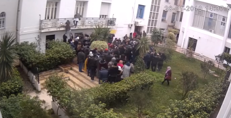 في مشهد لا يليق بالمربّين : وزارة التربية تنشر فيديو لـ''عملية الإقتحام''