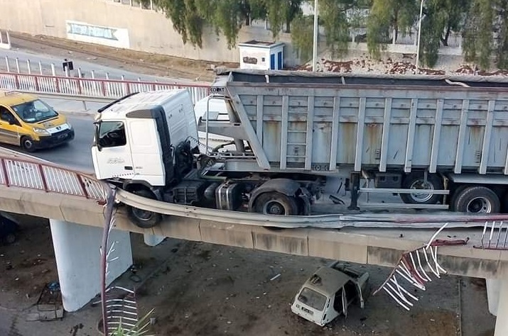 صور : شاحنة كادت أن تسقط من فوق قنطرة القلعة الصغرى بعد اصطادمها بسيارة تاكسي