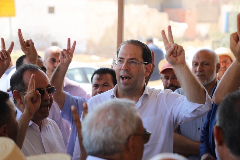 الشاهد يستهزئ من نبيل القروي : " هناك 3 قوى سياسية في تونس .. " تحيا تونس " ومورو و " مقرونة "