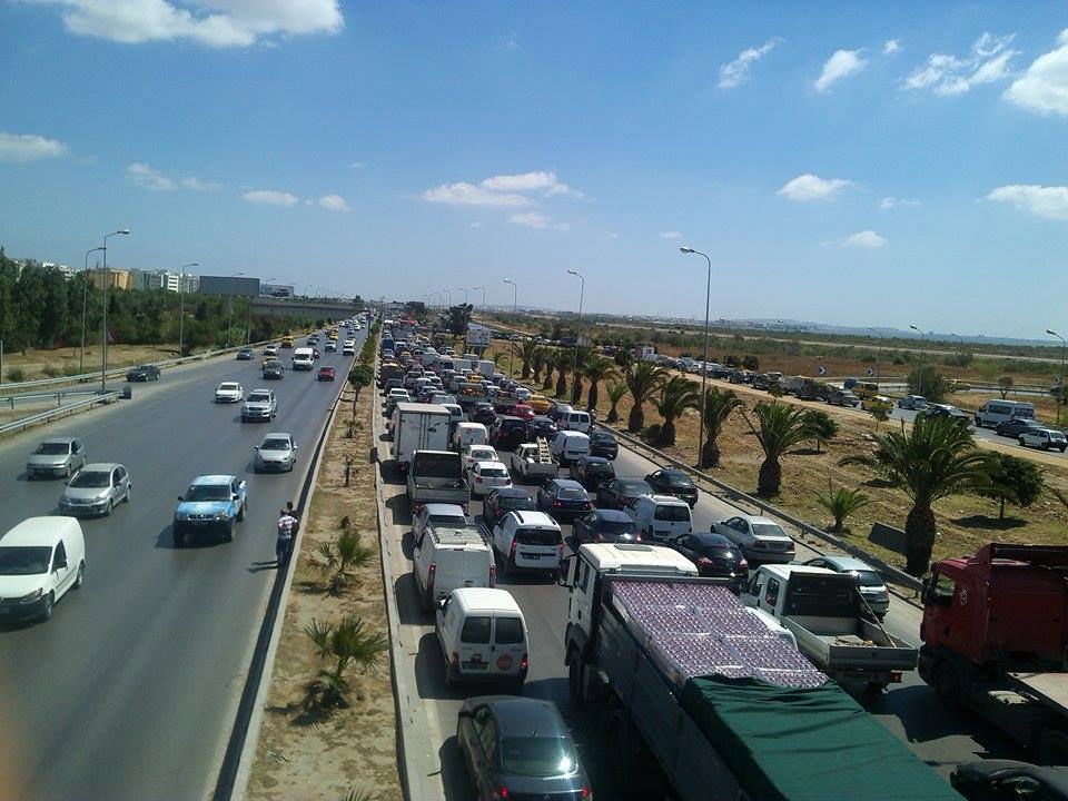 صورة اليوم : تعطل حركة السير في طريق بنزرت في اليوم الأول من رمضان