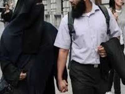 صحف جزائرية : تونس تمنع جزائريا وزوجته من دخول أراضيها بسبب اللحية والحجاب