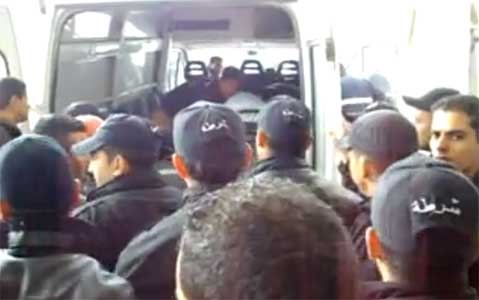 تشييع جنازة عون الأمن الذي قتل في احتجاجات الامس وسط غياب الأحزاب السياسية
