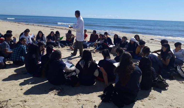 المندوبية الجهوية للتربية بنابل تفتح تحقيقا بشـأن الأستاذ الذي ألقى درسه على شاطئ البحر