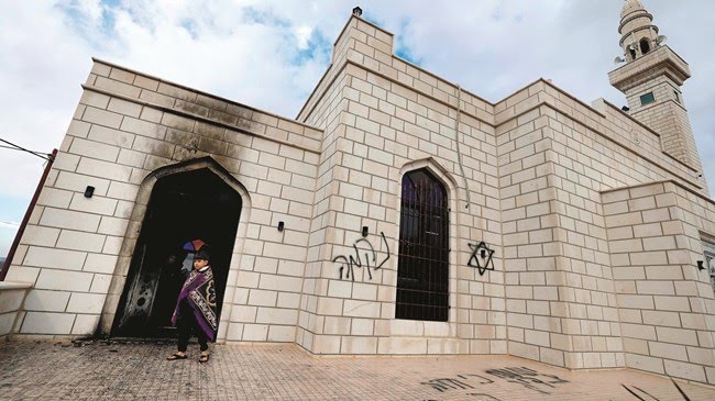 مستوطنون متطرفون يحرقون مسجداً ويخطون شعارات عنصرية على جدرانه