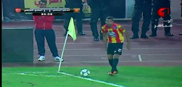  غيلان الشعلاني ينفّذ ضربات الركنيّة بطريقة غريبة وغير قانونيّة دون اعتراض  أيّ حكم وأي مساعد حكم 