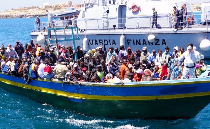 تونسيون محتجزون بمركز إيواء المهاجرين بجزيرة " لامبيدوزا"  يدخلون في إضراب جوع ويوجهون نداء  إلى العالم 