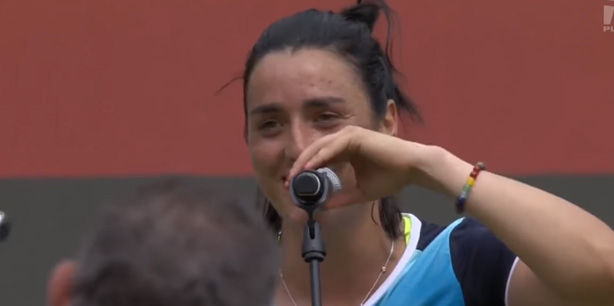 فيديو: أنس جابر تطلب من منظمي دورة برلين أغاني تونسية والمحاور يستجيب