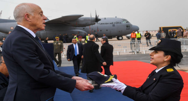 إجلاء  56 تونسيا من انقلترا