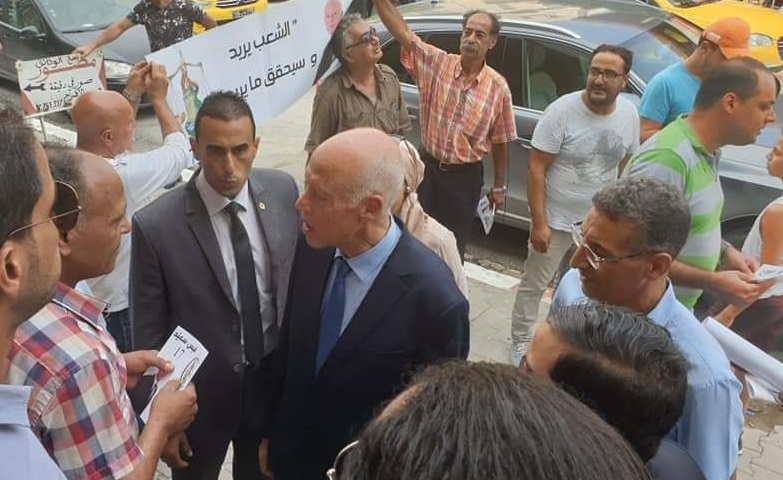 رافضا التمويل العمومي : قيس سعيّد يواصل حملته الإنتخابية في باجة ويجوب المقاهي والأسواق