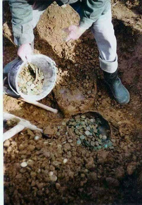 بالصور : مواطن بالسبيخة يعثر على كنز قيمته 7 مليارات ويسلّمه إلى الشرطة