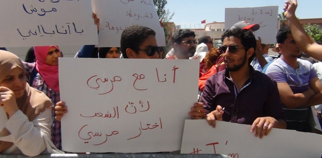 أمام السفارة المصرية بتونس ، متظاهرون يهتفون : يسقط يسقط حكم العسكر