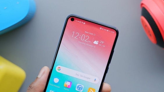 LG تسجل براءة إختراع لهاتف ذكي يضم ثقبًا على مستوى الشاشة من أجل الكاميرا الأمامية