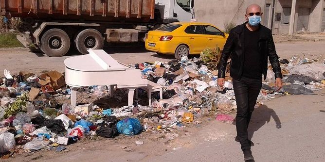 بعد أن عزف وسط القمامة : وزير الثقافة يكرم الفنان لطفي الغربي