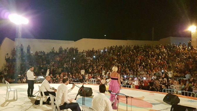 ما قصة الالف متفرج الذين لم يتمكنوا من دخول حفل منال عمارة في نفطة؟