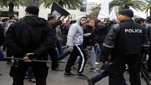 القيروان : مواجهات عنيفة بين متشددين وقوات الأمن بسبب منع امامين من القاء خطب الجمعة