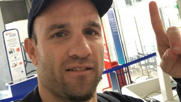 جمهور الفايسبوك يسخر من لاعب دولي فرنسي لا يفرّق بين علم تركيا وعلم تونس فماذا لو علموا بقصّة هذا التونسي ؟