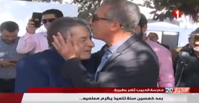 طبربة : طبيب يكرّم معلميه بعد 50 سنة