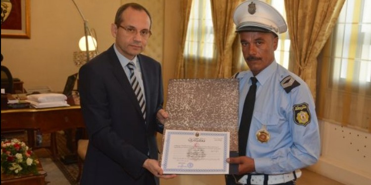 وزير الداخلية يستقبل العون الذي تعرّض للعنف ببنزرت