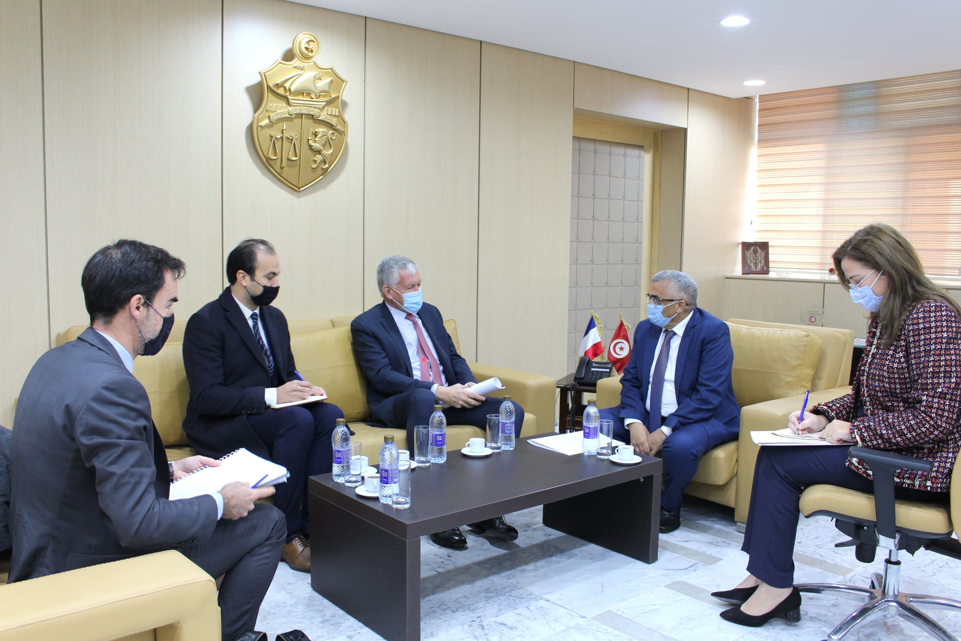 ملف الأموال المنهوبة والمهربة إلى الخارج محور لقاء وزير العدل بسفير فرنسا