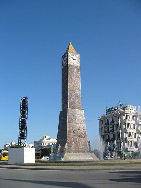 طالب بارجاع مبلغ مالي حجزته الشرطة ، شاب يحاول الانتحار من اعلى ساعة شارع الحبيب بورقيبة 