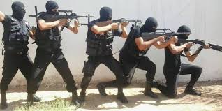 الداخلية : مداهمات أمنية لمنازل أشخاص يشتبه في انتمائهم لتنظيمات ارهابية