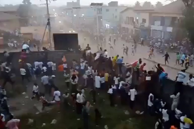 أكثر من 100قتي..ل في اشتباكات عنيقة بملعب كرة قدم