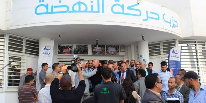 متضررون من عادل الدريدي ينظمون وقفة احتجاجية امام مقر حركة النهضة للمطالبة بإطلاق سراحه